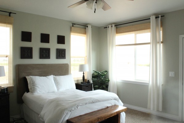 Comely-chambre-rideaux-avec-blanc-couleur-mur-et-verre-fenêtre