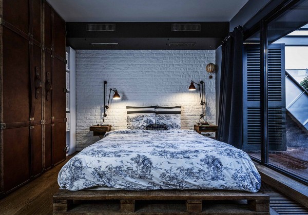 palette-lit-brun-placard-verre-fenêtre-noir-porte-bois-rideau-mur-lumière-bibliothèque-coussin-couvre-lit-woodne-tiroir-stockage