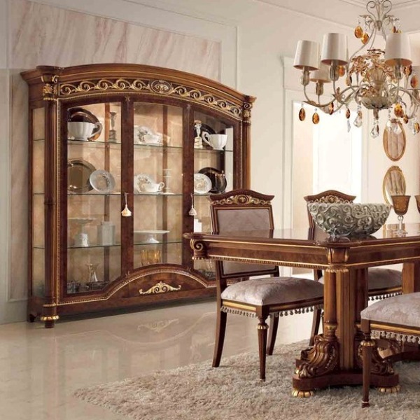Vitrine pour les plats dans le salon: une décoration fonctionnelle de l'intérieur