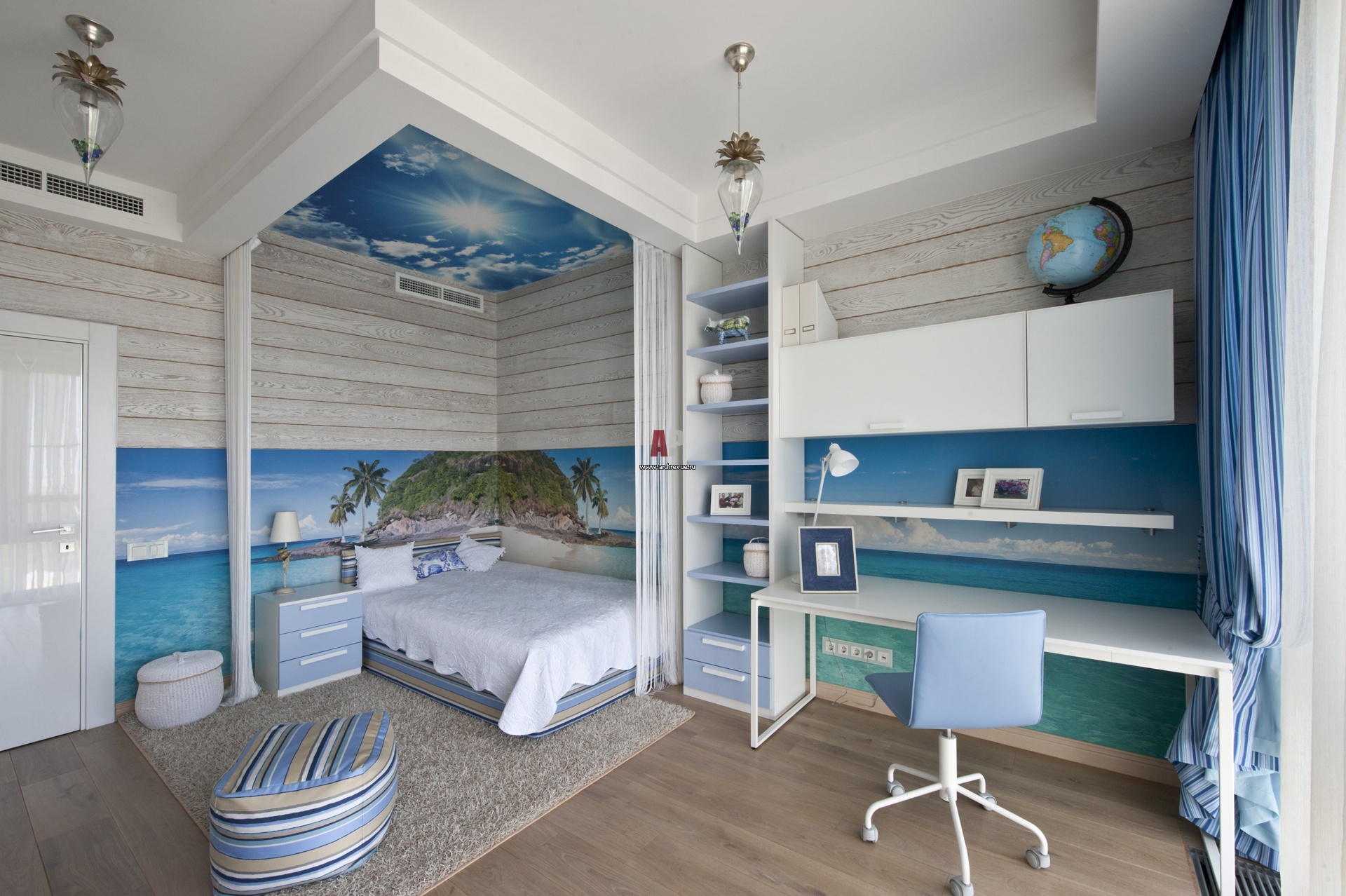 Habitación infantil de estilo marino con muebles brillantes para un niño activo