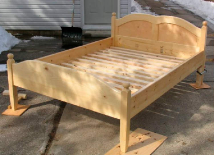 Berceau en bois de bricolage pour une chambre spacieuse