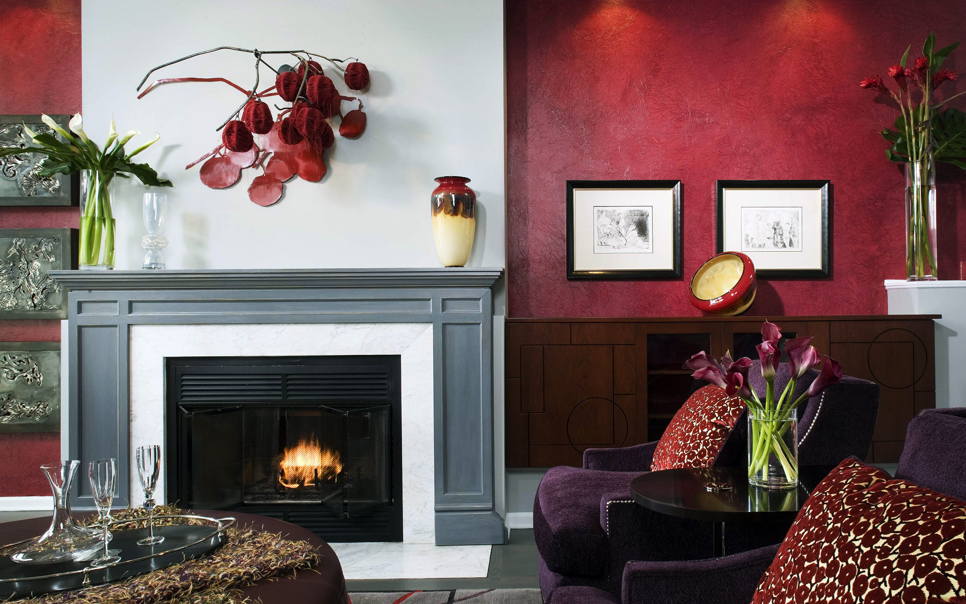 Chimenea para un elegante salón interior con paredes de color rojo brillante.