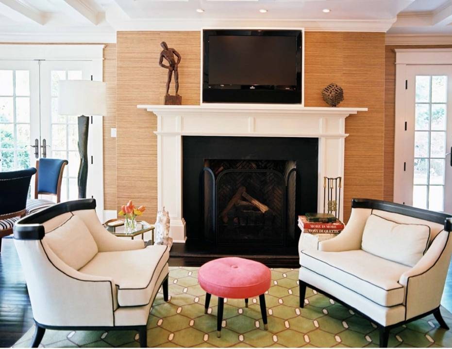 Salón simple y moderno con chimenea