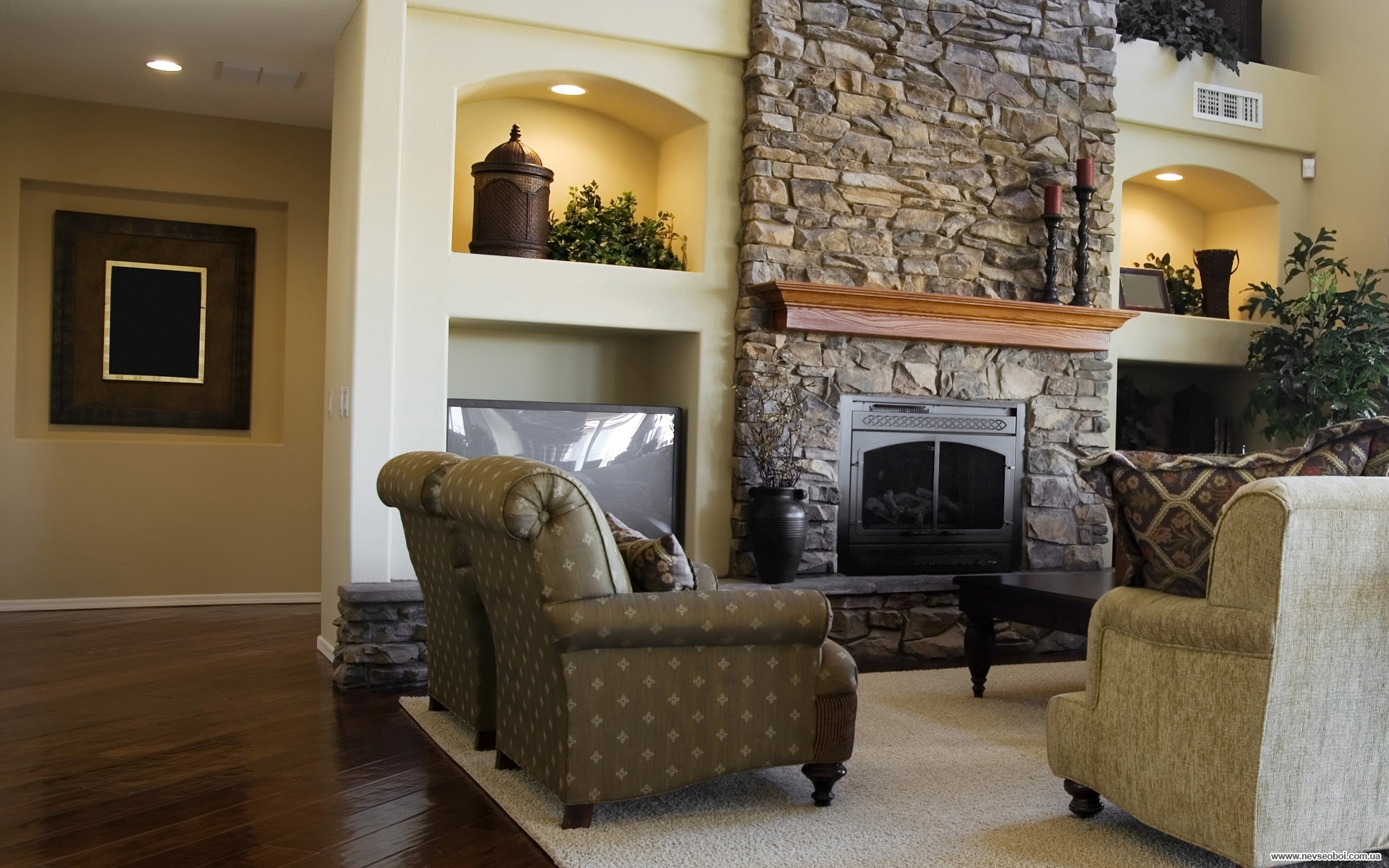 Elegante chimenea con azulejos de piedra para una gran sala de estar.