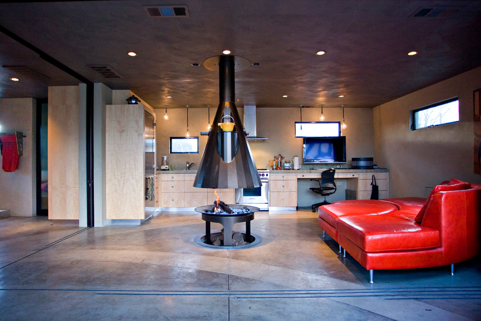 Salón interior con chimenea