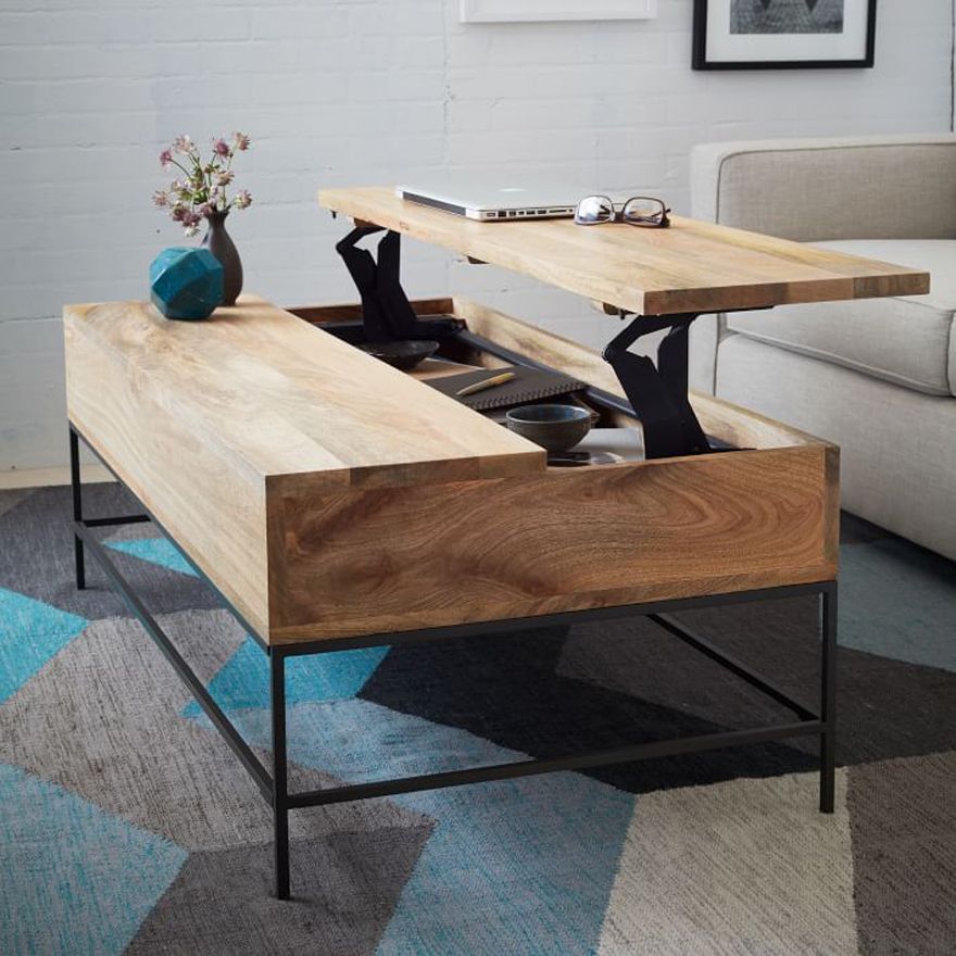 Mesa transformadora de madera clara para una pequeña sala de estar