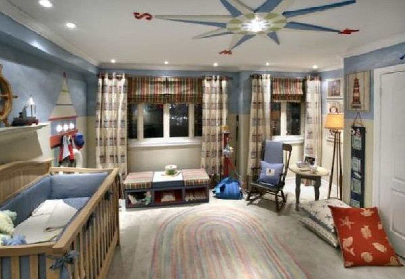 Habitación luminosa para niños en un estilo marino clásico para un niño pequeño