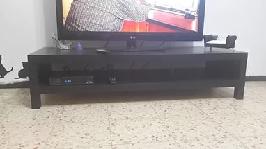 Soporte de TV elegante y oscuro para la decoración de la habitación