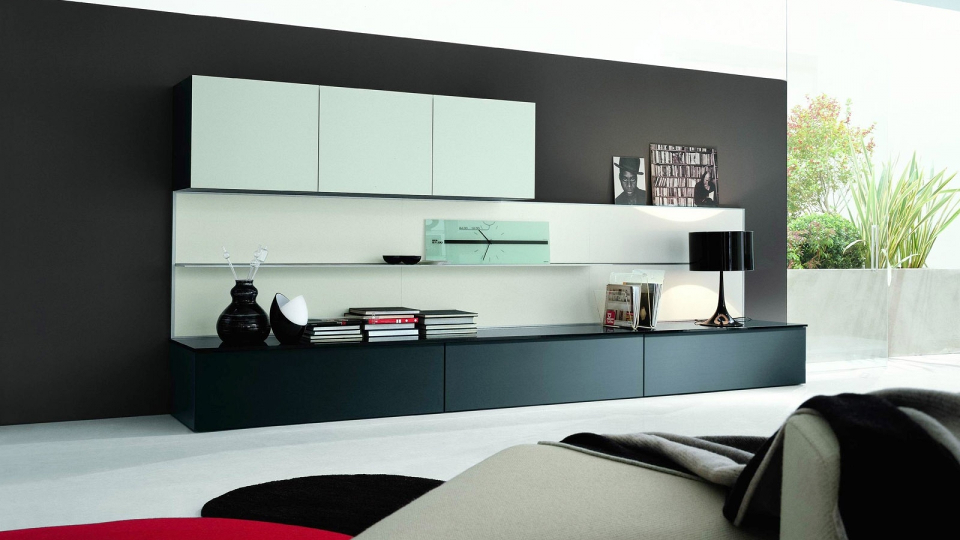 Soporte de TV clásico oscuro para pared negra