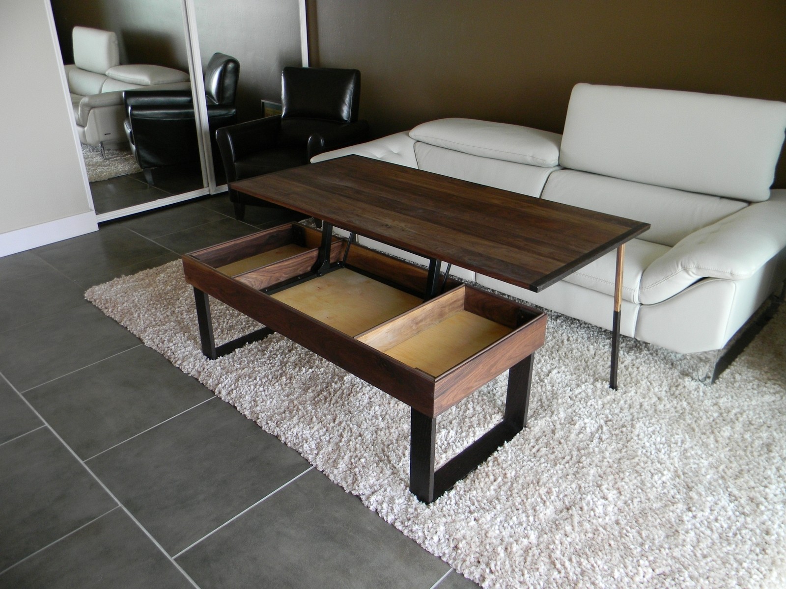 Mesa de cristal - transformador en el interior de la sala de estar