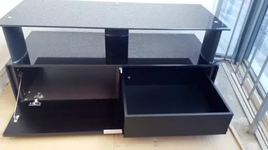 TV oscura con cajón
