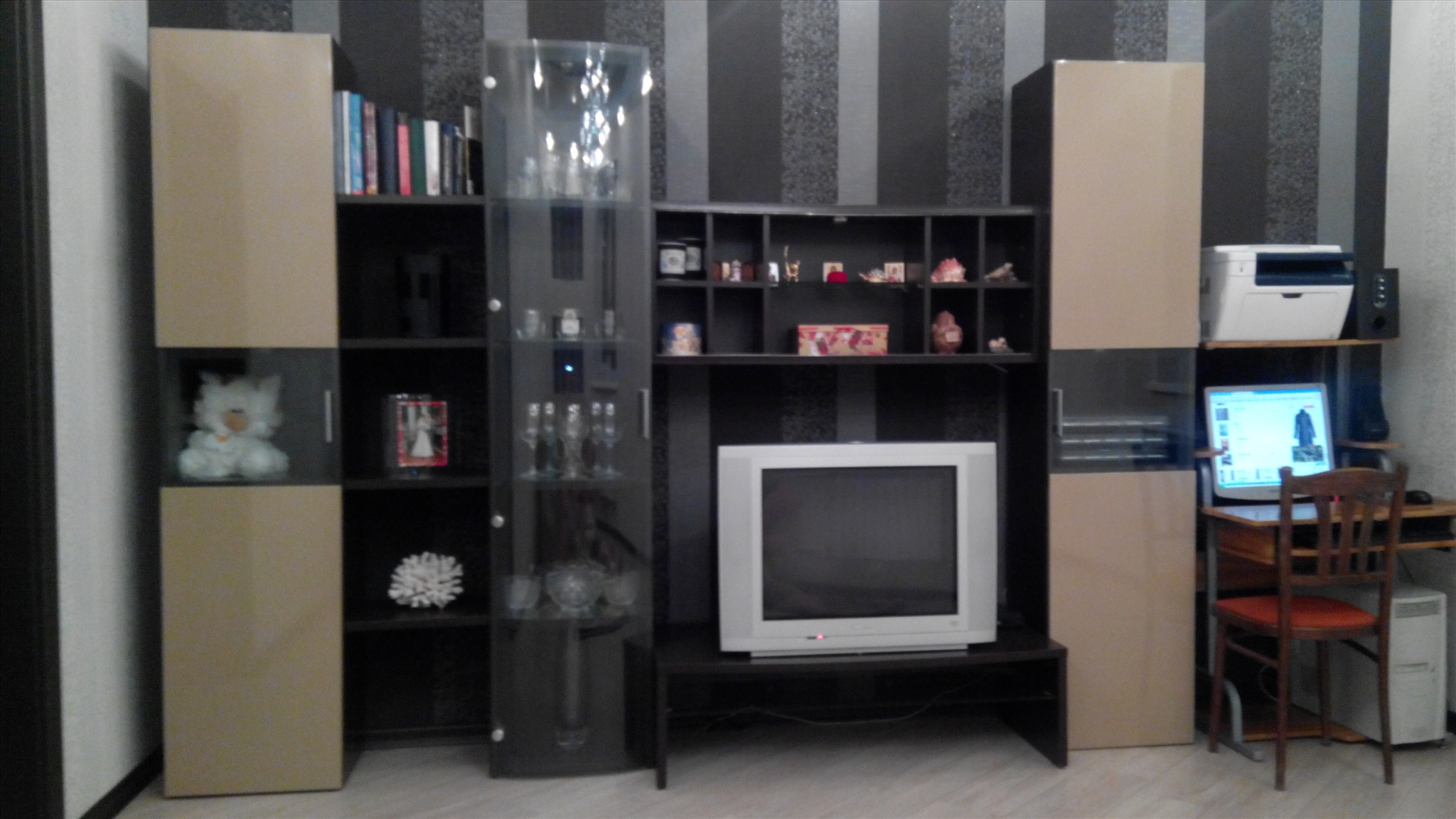 Vitrine pour les plats dans le salon avec un design moderne et original