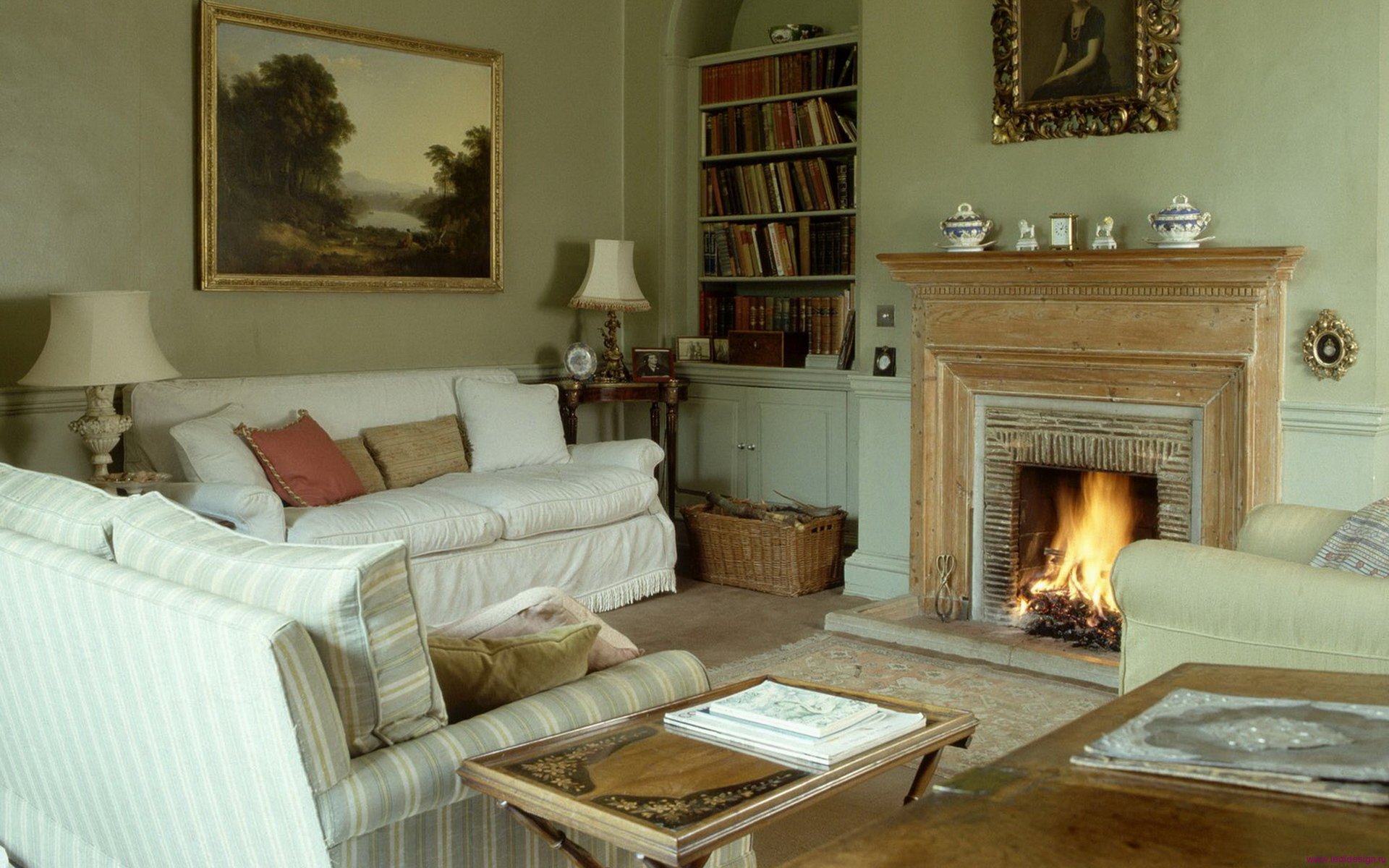 Diseño de chimenea para una pequeña sala de estar con área de lectura.