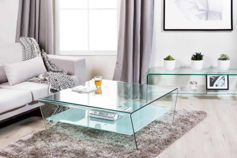 Mesa de cristal - transformador en el interior de la sala de estar