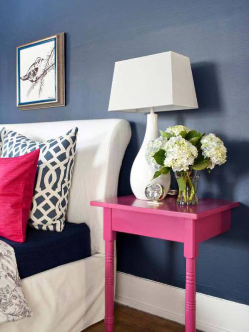 Il n'y a pas assez de place dans la chambre: où mettre une table de chevet ou comment la remplacer?