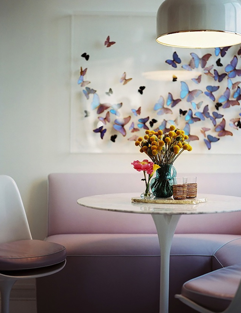 beaux papillons dans le décor de la pépinière
