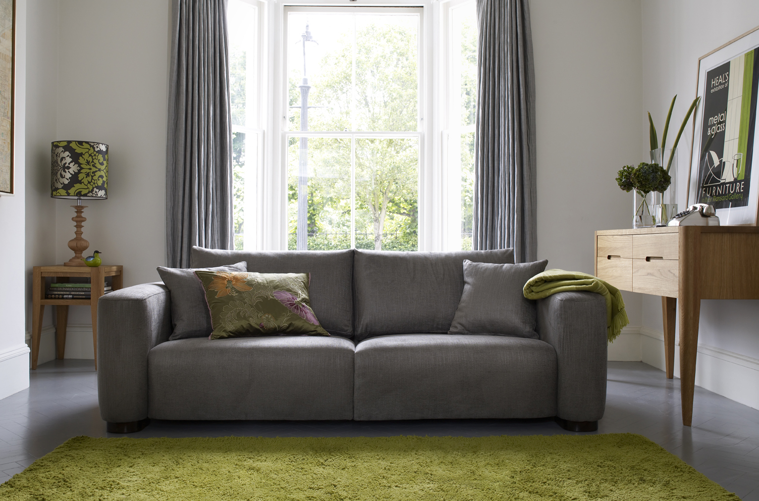 sofá blanco al estilo de la habitación