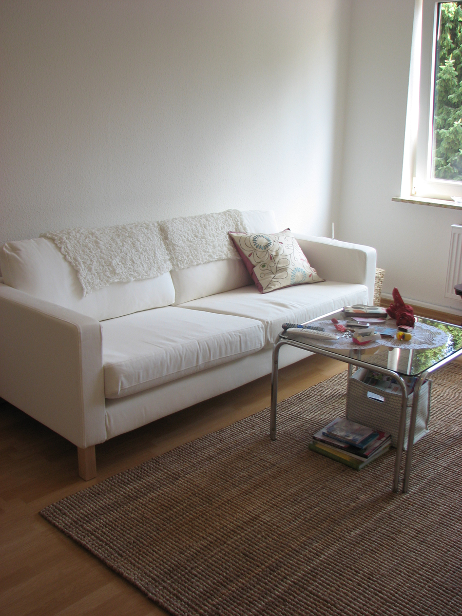 sofá blanco en diseño de dormitorio