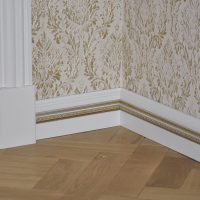 plinthe en mousse blanche à l'intérieur de la maison photo