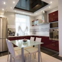 beau plafond noir à l'intérieur de l'appartement photo