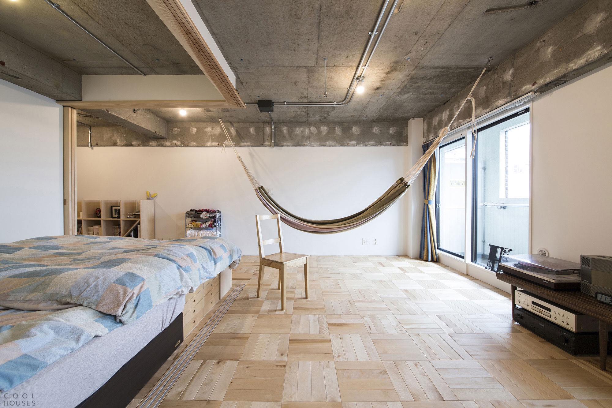 plafond intérieur avec du béton dans la cuisine