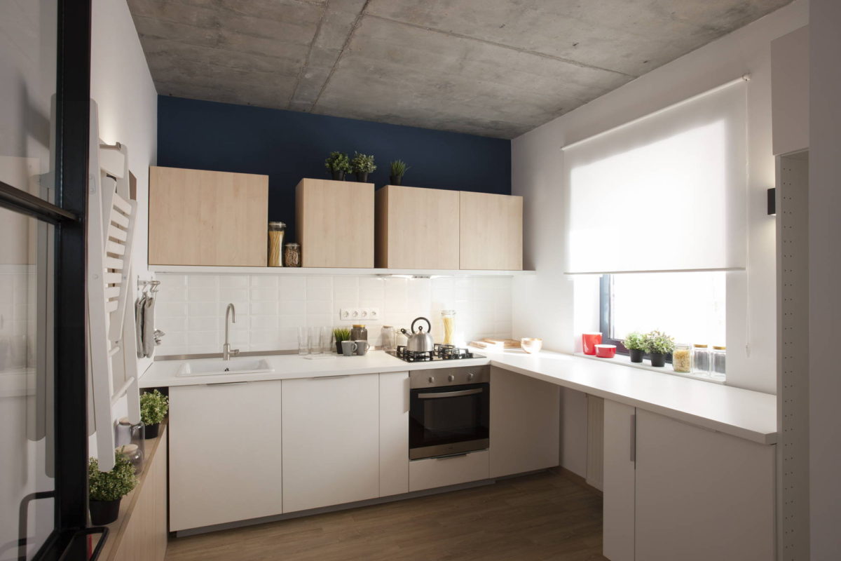 plafond intérieur avec béton dans l'appartement