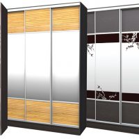 armoire intérieure dans le couloir en bois photo