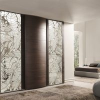 armoire de style dans la chambre à coucher en bois photo