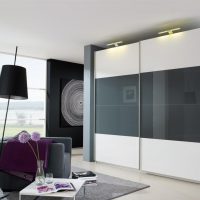 coin meuble intérieur dans une image de couloir en bois