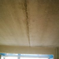 conception du plafond avec du béton dans la photo de la chambre