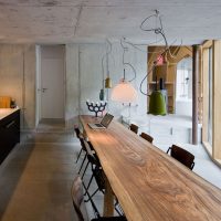 style de plafond avec du mortier de béton dans la photo de la salle