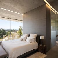 la conception du plafond avec du mortier de béton dans la photo de l'appartement
