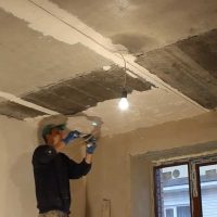 intérieur du plafond avec une solution de béton dans l'appartement photo
