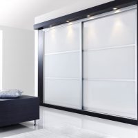 la conception de l'armoire dans le couloir en bois photo