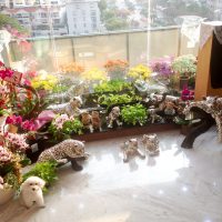fleurs artificielles dans le style de l'image du couloir