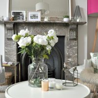 fleurs artificielles dans le décor de la photo de la chambre