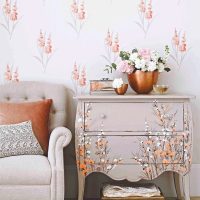 fleurs fraîches dans la photo intérieure de la chambre