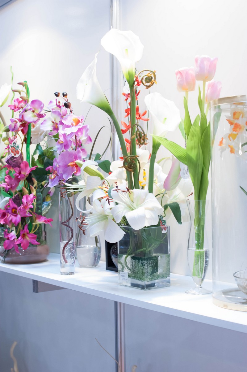 fleurs fraîches à l'intérieur du balcon