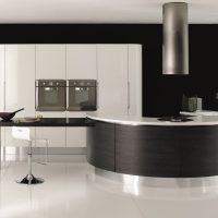intérieur inhabituel de l'appartement en photo couleur noire