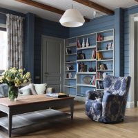 Décoration de clins dans un intérieur lumineux d'une maison en plastique
