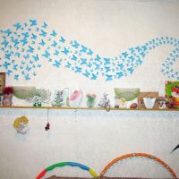 papillons inhabituels dans le décor d’une photo d’enfant