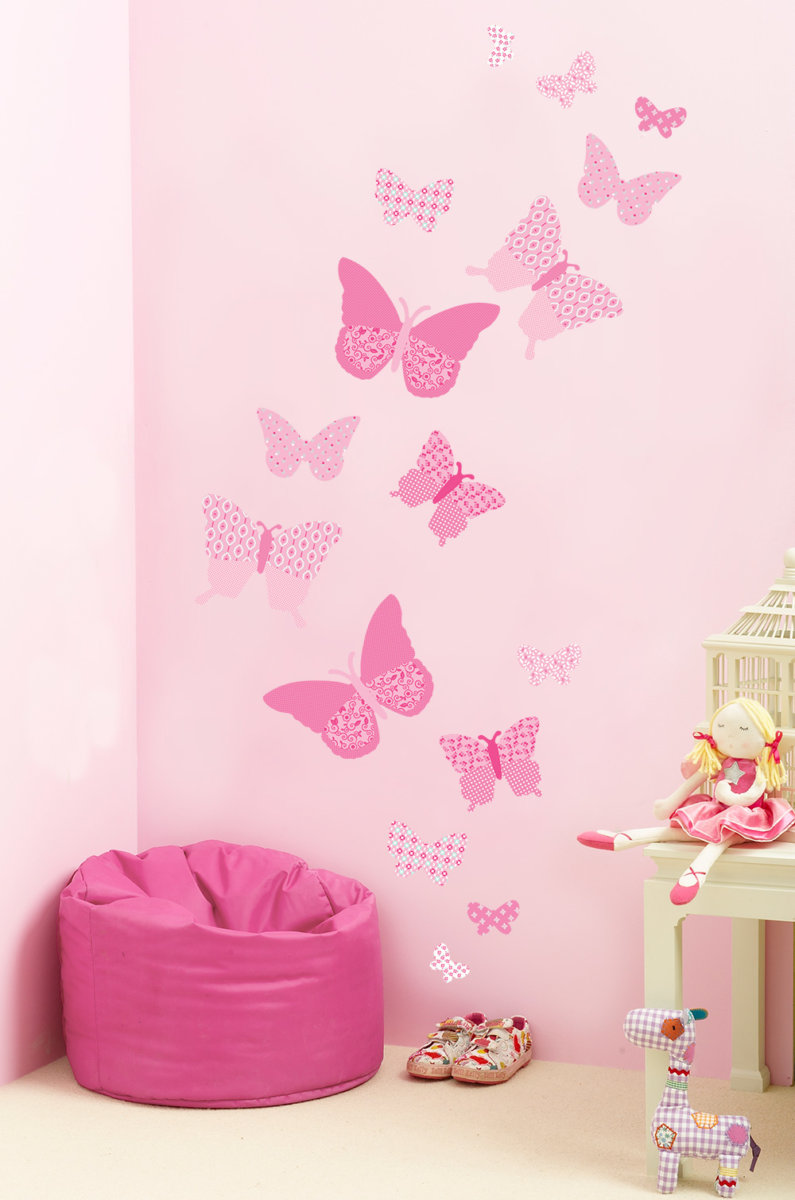 beaux papillons dans le style du couloir