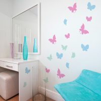 beaux papillons dans la conception de la photo de la chambre