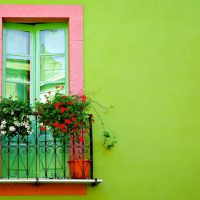 fleurs chics à l'intérieur du balcon sur les linteaux photo intérieure