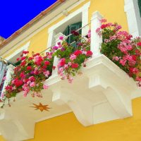 fleurs lumineuses à l'intérieur du balcon sur la photo du design des linteaux