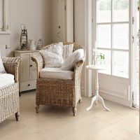 chêne blanc brillant dans la photo du décor de la chambre