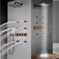 baño de estilo brillante con ducha de colores claros