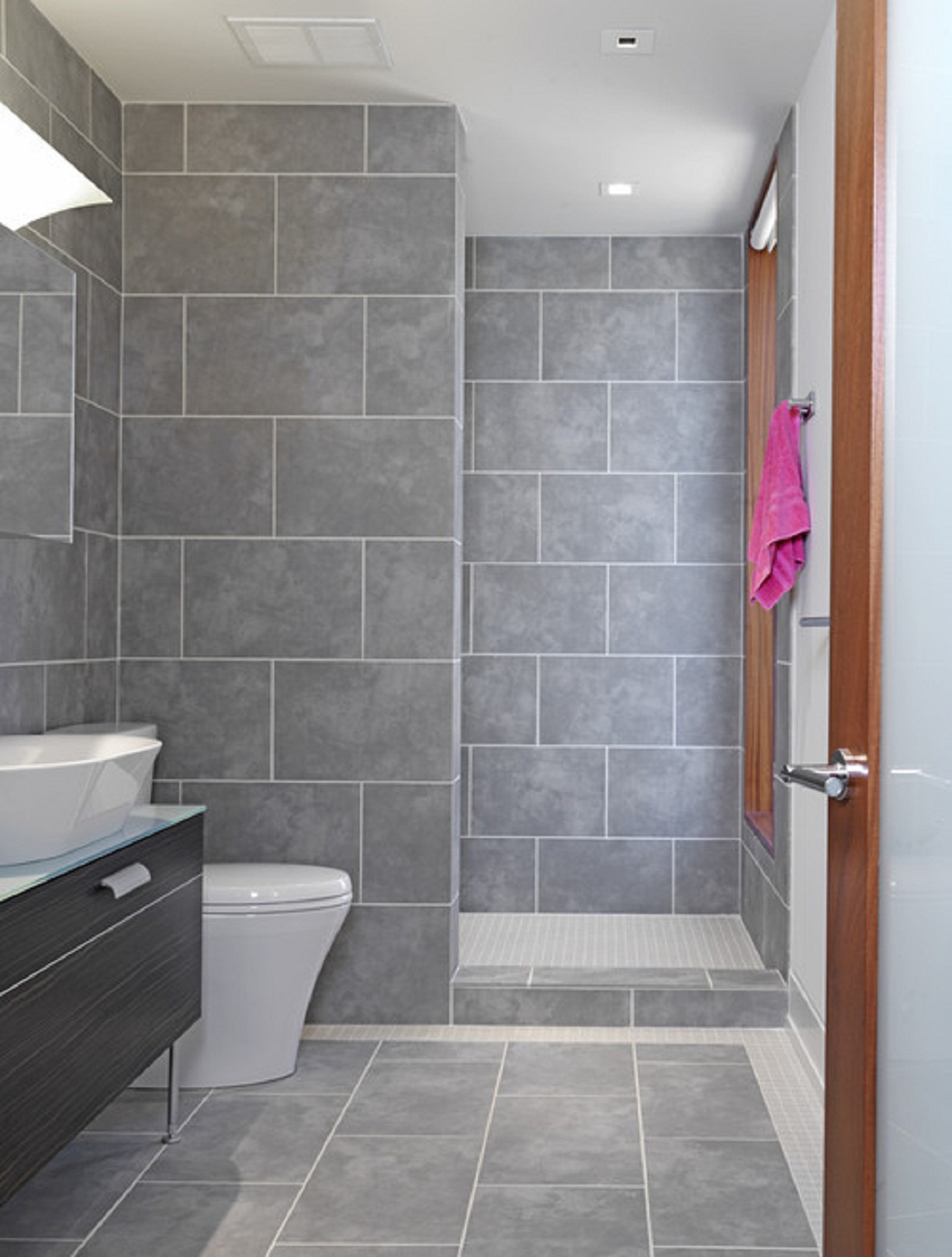 hermosa decoración de baño con ducha colorida