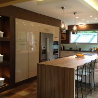 design lumineux de cuisine beige en photo de style campagnard