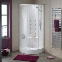 hermoso diseño de un baño con ducha en colores brillantes photo